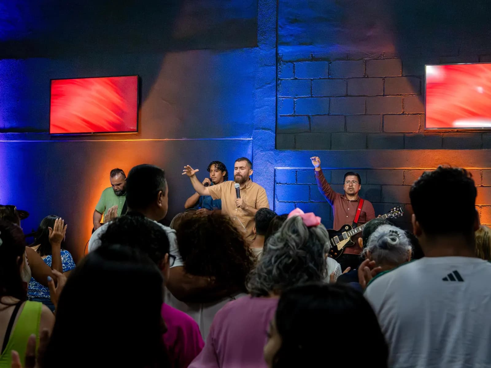 Servicio de adoración en Iglesia Emisión
